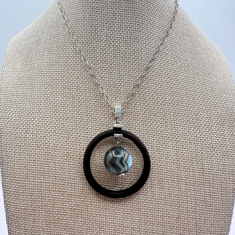 Vintage 90s Silver Tone Wood Hoop Blue Chevron Glass Bead Pendant Necklace Boho
